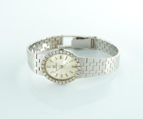 A LADIES 18K WHITE GOLD AND DIAMOND SET MANUAL WIND WRISTWATCH