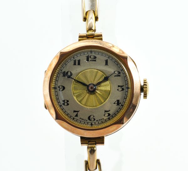 A 9CT GOLD CIRCULAR CASED LADY'S WRISTWATCH