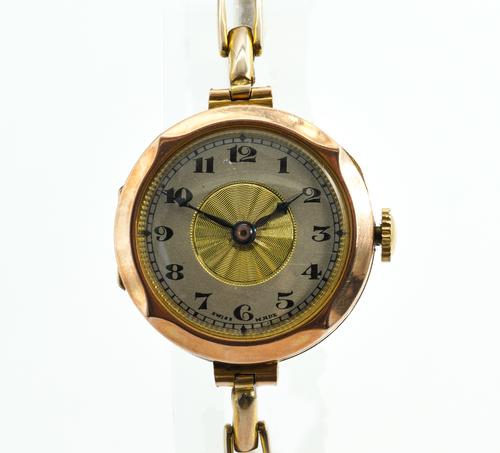 A 9CT GOLD CIRCULAR CASED LADY'S WRISTWATCH