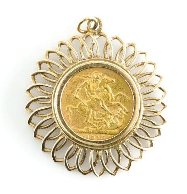 A JEWELLERS COPY OF A 1915 SOVEREIGN IN A MOUNT