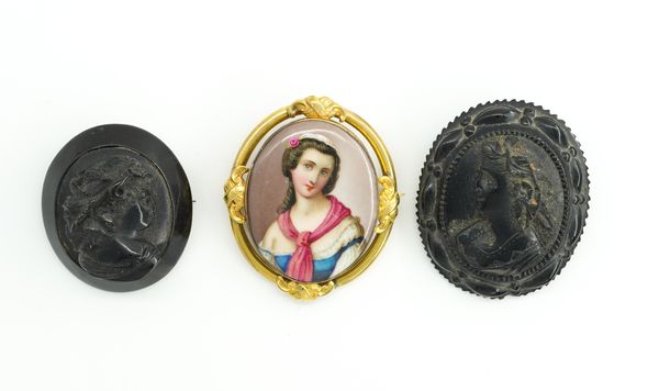 A GROUP OF THREE VICTORIAN BROOCHES (3)