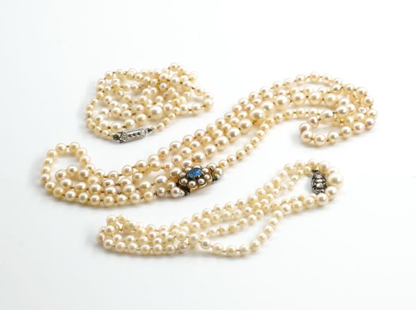 A GROUP OF THREE CULTURED PEARLS NECKLACES (3)