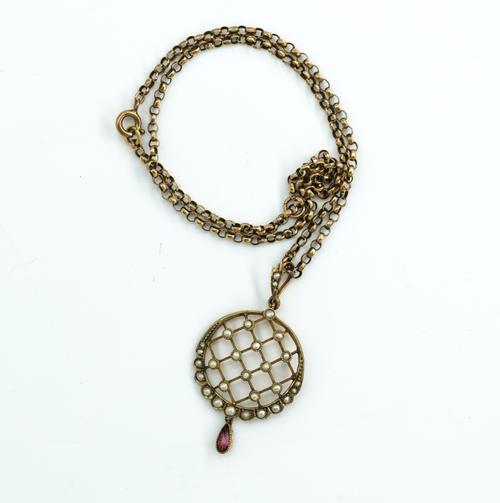 A GOLD AND SEED PEARL PENDANT WITH A GOLD NECKCHAIN (2)