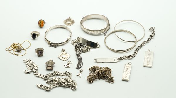 A GROUP OF SILVER JEWELLERY (19)