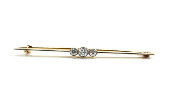 A GOLD AND DIAMOND THREE STONE BAR BROOCH