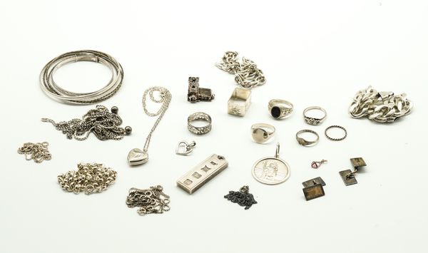 A GROUP OF SILVER JEWELLERY (28)