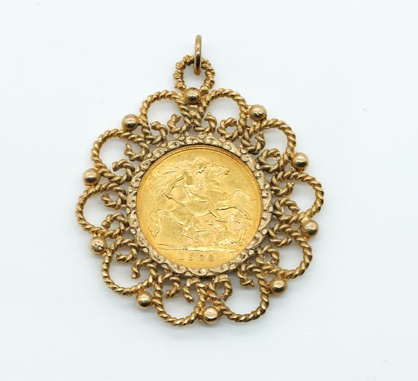 AN EDWARD VII HALF SOVEREIGN IN A GOLD PENDANT MOUNT