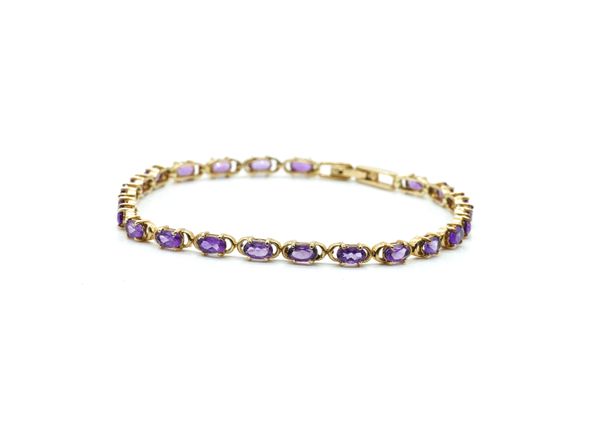 A 9CT GOLD AND AMETHYST LINE BRACELET