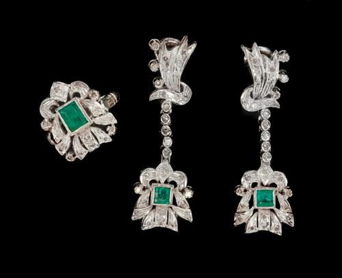 AN EMERALD AND DIAMOND RING AND A MATCHING PAIR OF PENDANT EARRINGS