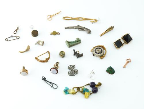 TWO WATCH KEYS AND FURTHER ITEMS (QTY)