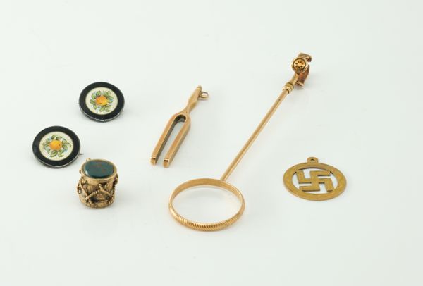 A LADY'S CIGARETTE HOLDER AND FIVE FURTHER ITEMS (6)