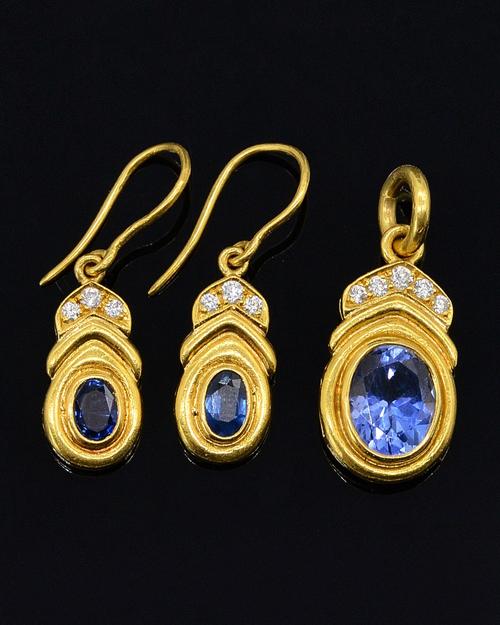 A SAPPHIRE AND DIAMOND PENDANT AND EARRING SET (2)