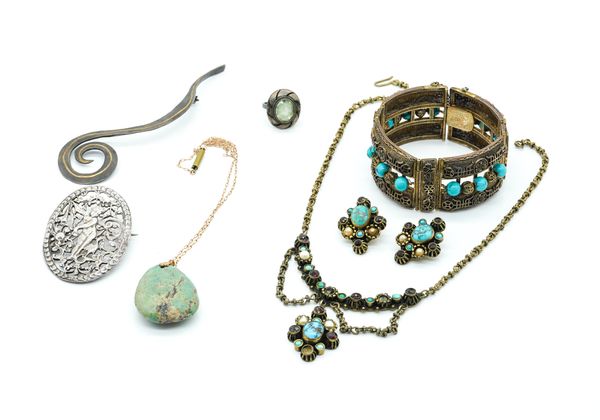 A GILT FILIGREE AND TURQUOISE BEAD BRACELET AND SIX FURTHER ITEMS (7)