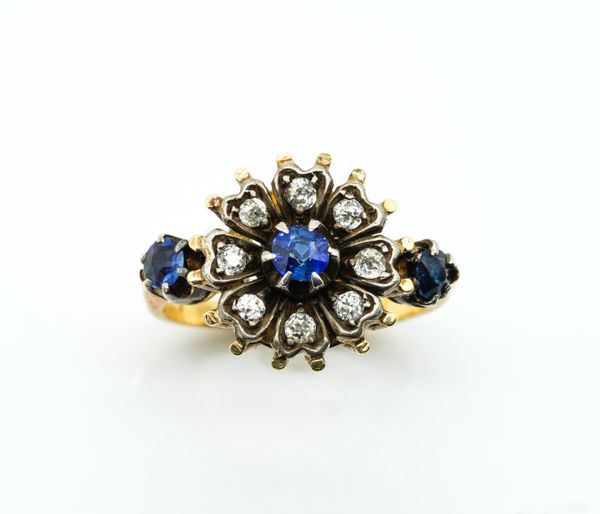 A GOLD, SAPPHIRE AND DIAMOND CLUSTER RING