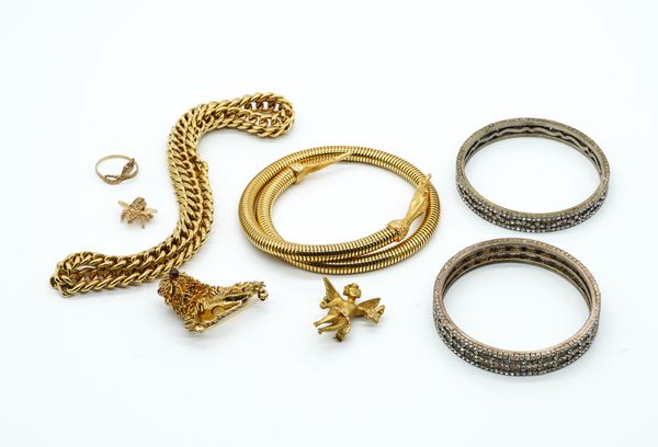 A GOLD, EMERALD AND DIAMOND INSECT BROOCH, A 9CT GOLD SNAKE RING AND SIX FURTHER ITEMS (8)