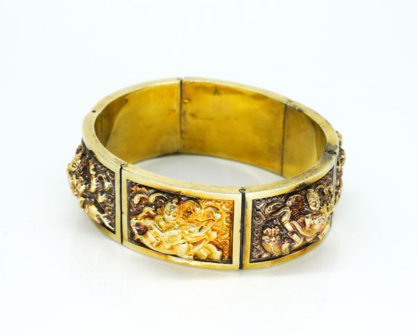 A GOLD BRACELET