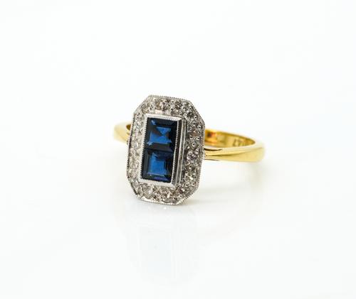 AN 18CT GOLD, SAPPHIRE AND DIAMOND CLUSTER RING