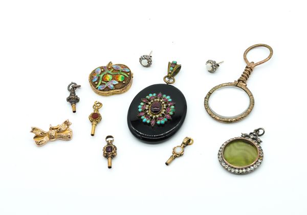 A COLOURLESS PASTE SET PENDANT LOCKET AND NINE FURTHER ITEMS (10)