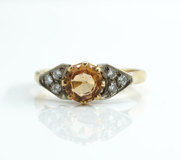 AN 18CT GOLD, TOPAZ AND DIAMOND RING