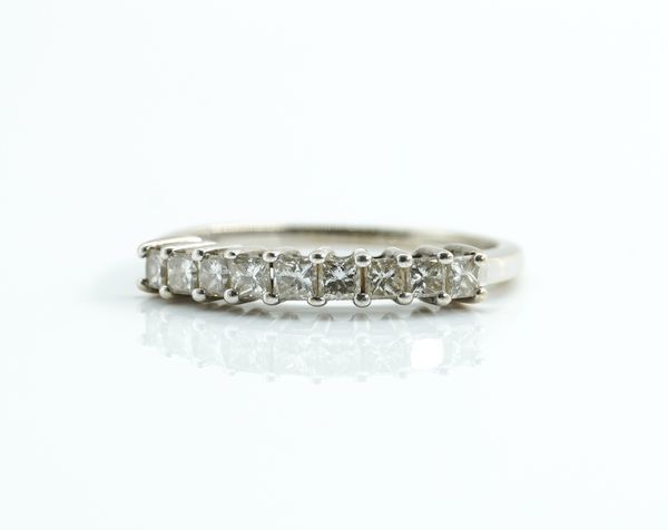 A WHITE GOLD AND DIAMOND RING