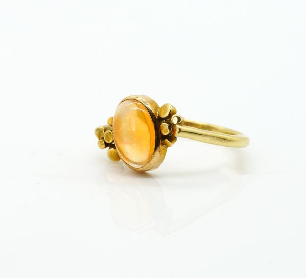 AN 18CT GOLD AND OPAL SINGLE STONE RING