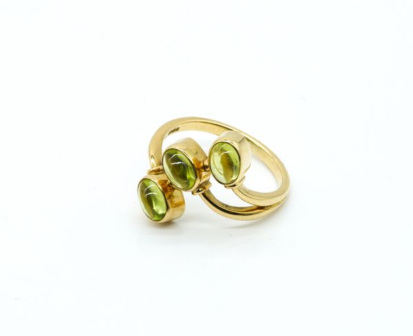 AN 18CT GOLD AND CABOCHON PERIDOT THREE STONE RING