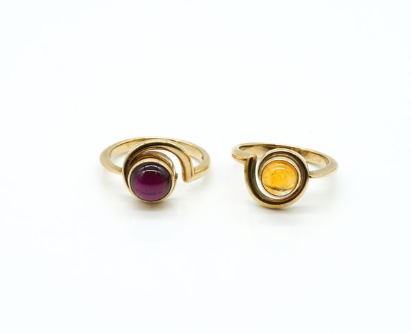 TWO 9CT GOLD AND CABOCHON GEMSTONE SINGLE STONE RINGS (2)