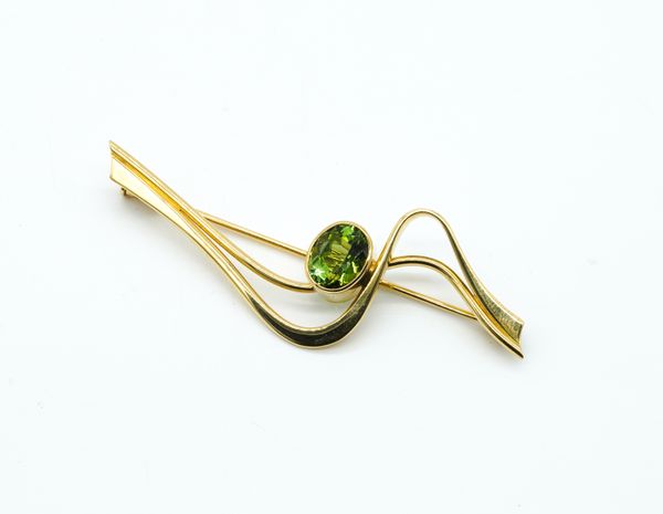 AN 18CT GOLD AND PERIDOT BROOCH