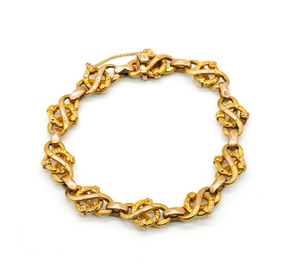 A GOLD BRACELET