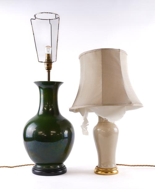 A DARK GREEN GLAZED CERAMIC BALUSTER VASE TABLE LAMP AND A CREAM CRACKLE GLAZED TABLE LAMP (2)