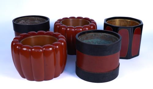 TWO PAIRS OF CINNABAR COLOURED AND BLACK LACQUERED JARDINIÈRES OR PLANTERS (5)