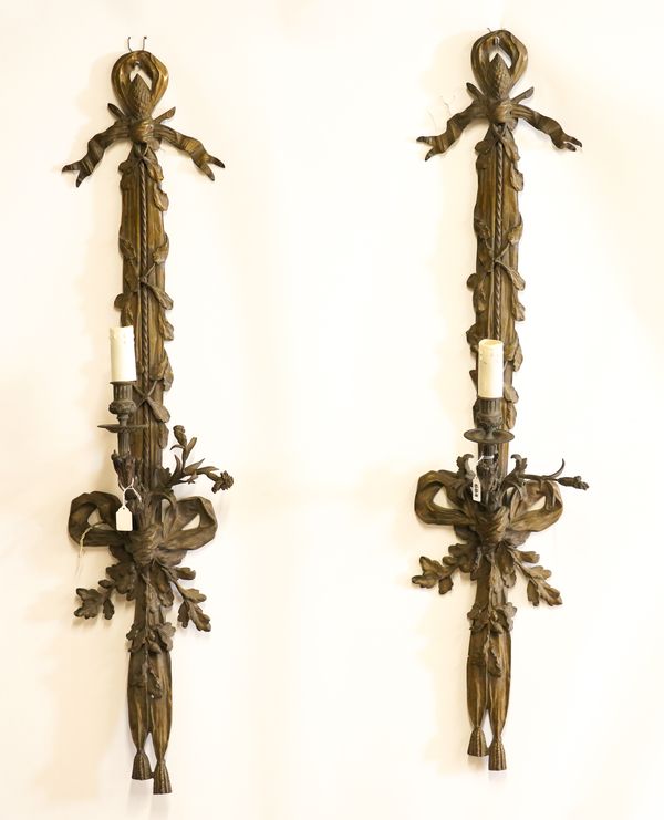 A PAIR OF LOUIS XVI STYLE SINGLE LIGHT WALL APPLIQUES (2)