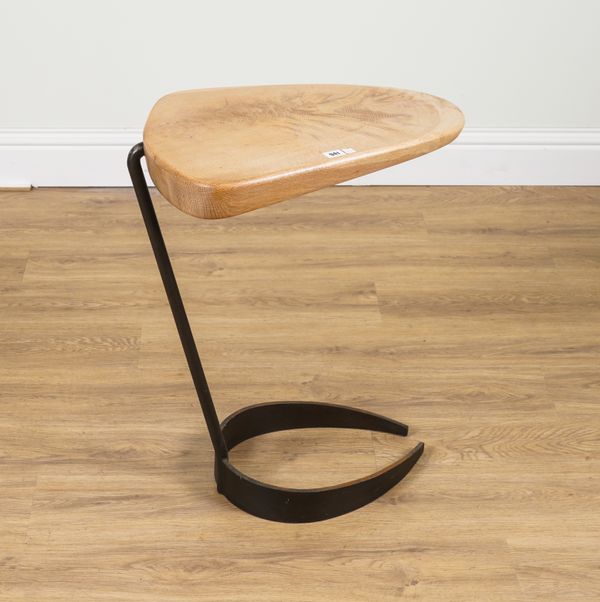 A MODERN SHAPED OAK TOPPED CANTILEVER OCCASIONAL TABLE ON WROUGHT IRON BASE