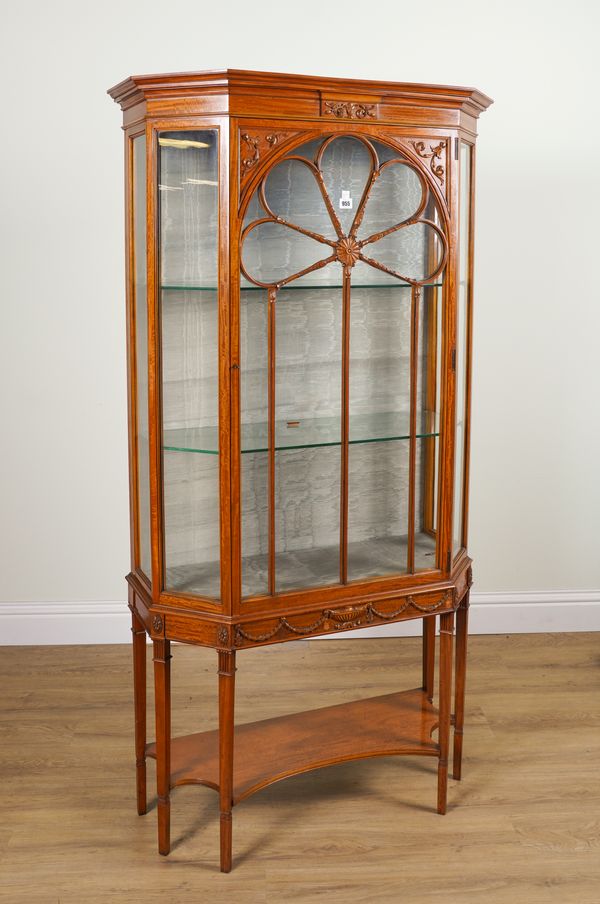 AN EDWARDIAN NEO-CLASSICAL REVIVAL CARVED SATINWOOD SINGLE DOOR DISPLAY CABINET OR VITRINE