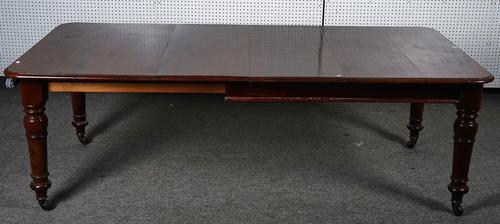 A 19TH CENTURY MAHOGANY EXTENDING DINING TABLE