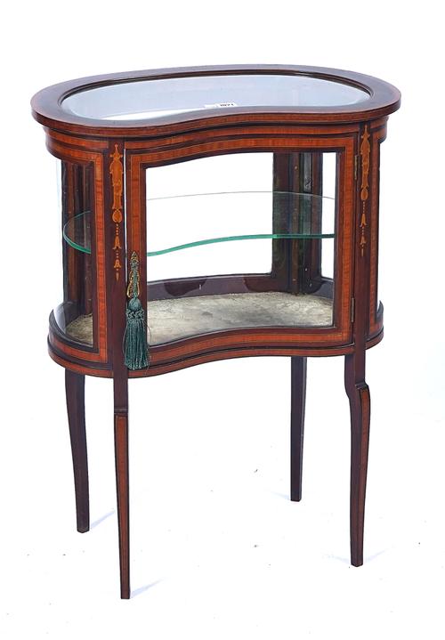 AN EDWARDIAN SATINWOOD BANDED MAHOGANY BIJOUTERIE TABLE