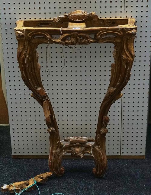 A SMALL 18TH CENTURY GILT CONSOLE BASE