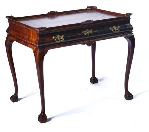 AN 18TH CENTURY MAHOGANY TRAY TOP SILVER TABLE