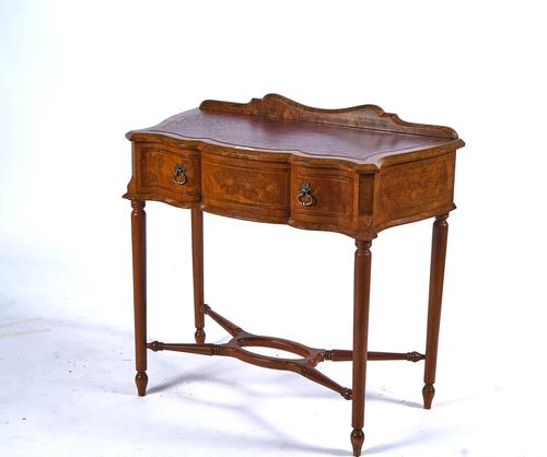 A 20TH CENTURY FIGURED WALNUT SINGLE DRAWER SIDE TABLE
