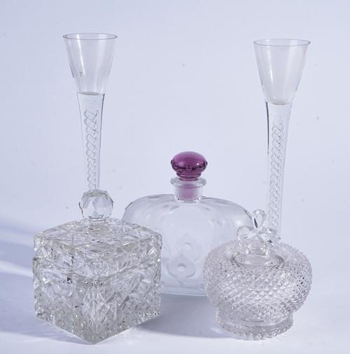 A GROUP OF GLASSWARE (8)