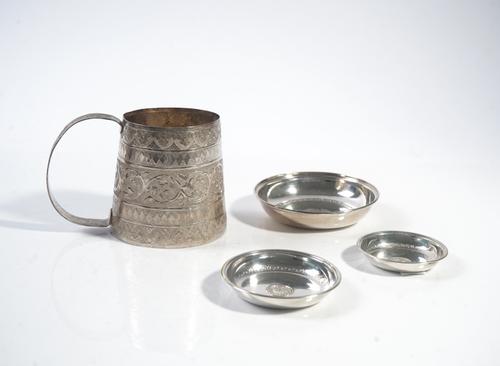 A FOREIGN MUG AND THREE DISHES (4)