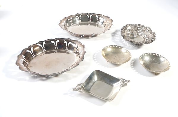 A PAIR OF SILVER DISHES AND FOUR FURTHER DISHES (6)