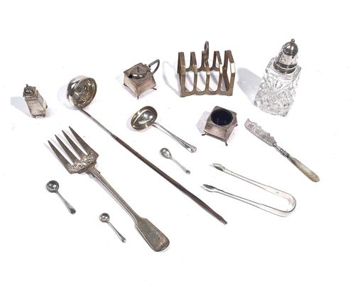 A GROUP OF SILVER AND SILVER MOUNTED WARES (13)