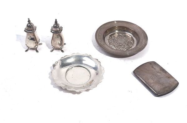 A PAIR OF SILVER PEPPERETTES AND THREE FURTHER ITEMS (5)