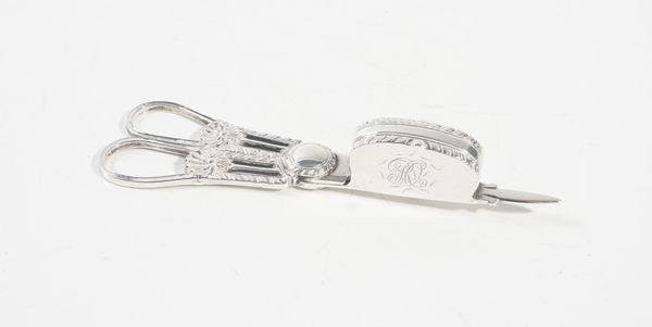 A PAIR OF GEORGE IV SILVER CANDLE SNUFFERS