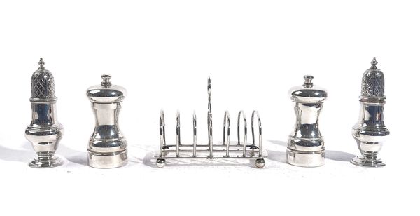 A SILVER TOASTRACK AND FOUR FURTHER ITEMS (5)