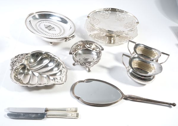 A SILVER MOUNTED HAND MIRROR AND A GROUP OF PLATED WARES (QTY)