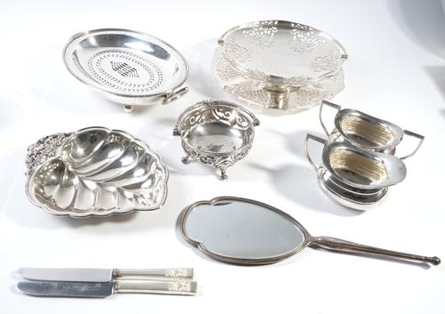 A SILVER MOUNTED HAND MIRROR AND A GROUP OF PLATED WARES (QTY)