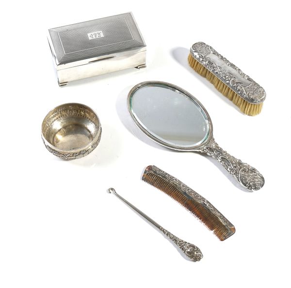 A SILVER TABLE CIGARETTE BOX AND FIVE FURTHER ITEMS (6)