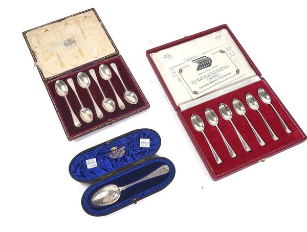 A SET OF SIX SILVER TEASPOONS AND TWO FURTHER ITEMS (3)